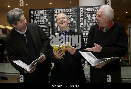 (Da sinistra a destra) Nick Newman, Ian Hislop e Barry Fantoni durante una sessione di firma per il Private Eye Annual 2008 a Foyles a Selfridges, Oxford Street, nel centro di Londra. Foto Stock