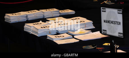 Pacchetti di voti sui tavoli in quanto il risultato del referendum sui trasporti di Manchester è dato al centro conferenze centrale di Manchester. Foto Stock