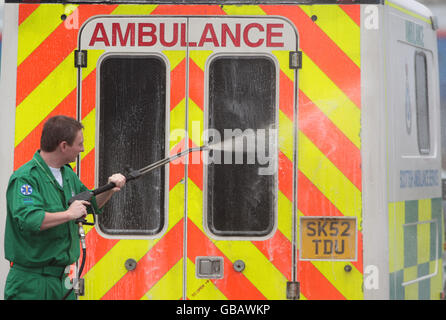 Un autista pulisce la sua ambulanza prima di iniziare la sua giornata come segretario di giustizia Kenny MacAskill visita la stazione di Edinburgh City Ambulance per scoprire l'abuso di alcol durante il periodo festivo. Stazione di Edinburgh City Ambulance, Edinburgo. Foto Stock