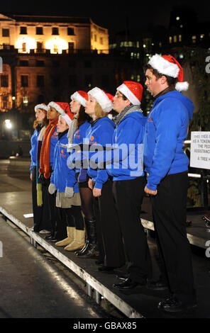 Membri di Hear Me Now! Chi ha partecipato al concorso di talenti della BBC 'Last Choir Standing', si esibisce in un concerto di Natale a Carol in aiuto DEL SENSE - un'associazione benefica a sostegno dei deafblind - in Trafalgar Square, nel centro di Londra. Foto Stock