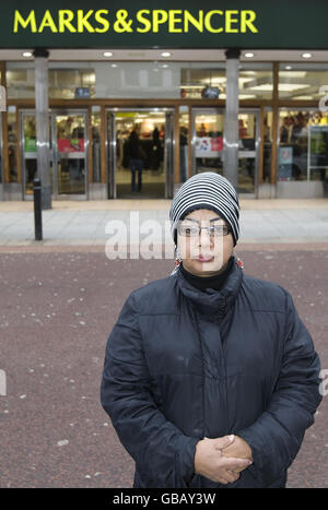 Nery Clark, un ex lavoratore di Marks and Spencer che è stato saccheggiato in una disputa su una carta di sconto del personale, al di fuori di Marks and Spencer a Clapham, Londra. Foto Stock