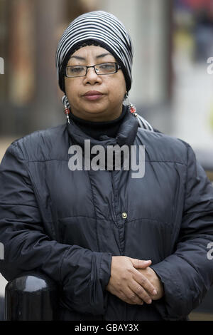 Nery Clark, un ex lavoratore di Marks and Spencer che è stato saccheggiato in una disputa su una carta di sconto del personale, al di fuori di Marks and Spencer a Clapham, Londra. Foto Stock