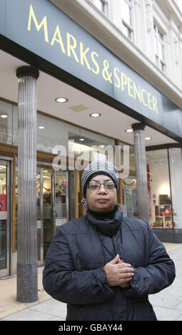 Nery Clark, un ex lavoratore di Marks and Spencer che è stato saccheggiato in una disputa su una carta di sconto del personale, al di fuori di Marks and Spencer a Clapham, Londra. Foto Stock