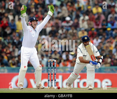 Matt precedenti appelli per il wicket di Rahul Dravid durante il primo giorno della seconda prova al Punjab Cricket Association Stadium, Mohali, India. Foto Stock