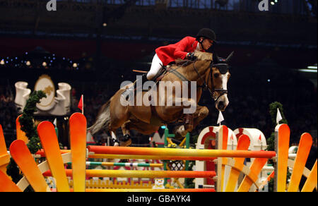 Ellen Whitaker della Gran Bretagna che cavalcano Kasselier compete nella KBIS Christmas Pudding Speed Stakes il terzo giorno di Olympia, il London International Horse Show che si tiene all'Olympia Exhibition Centre di West London. Foto Stock