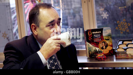 Primo ministro scozzese Alex Salmond durante il lancio di una shortbread Walkers in edizione limitata per promuovere l'Homecoming 2009 a Valvona & Crolla nel grande magazzino Jenners di Edimburgo. Foto Stock