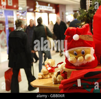 Gli amanti dello shopping natalizio curiosano tra i negozi della capitale scozzese Edimburgo. Foto Stock