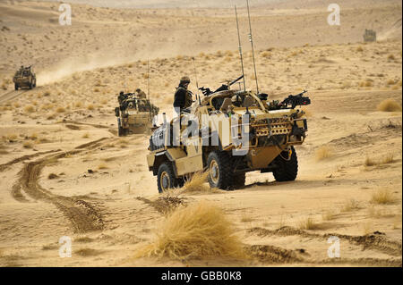 British Army Jackals in pattuglia attraverso il deserto orientale nella provincia di Helmand, Afghanistan. Foto Stock