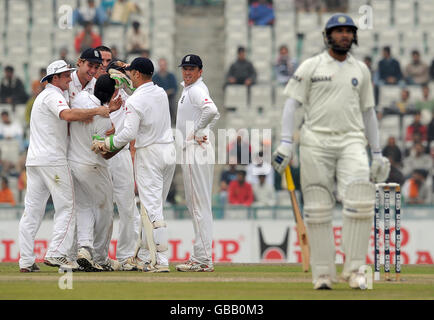 L'Inghilterra Monty Panasar celebra con Kevin Pietersen dopo aver preso il wicket di Yuvraj Singh, catturato da Matt prima per il 27 durante il secondo giorno del secondo test al Punjab Cricket Association Stadium, Mohali, India. Foto Stock