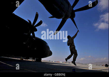 Jay Lewis, tecnico senior di Airartsman, 23, di Cascade, Galles del Sud, che serve con 24/30 (Eng) Squadron, con base a RAF Lyneham controlla le eliche su un aereo C130 Hercules di RAF Lyneham, che ora serve a Kandahar, Afghanistan dopo un volo operativo interno. Foto Stock