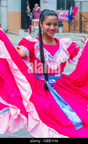 Salvadoregno ballerini eseguono durante il fiore & Palm Festival in Panchimalco, El Salvador Foto Stock