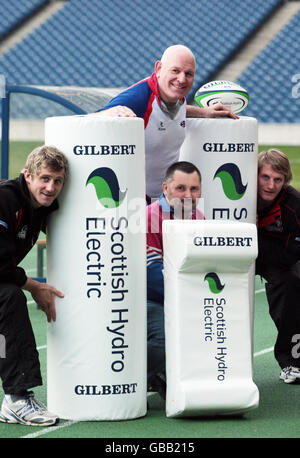 (Davanti a sinistra-destra) il giocatore scozzese Mark Robertson e Leith's Neil Allan con il giocatore scozzese ben Cairns, (dietro la fila) i giocatori di Murrayfield Wanderers Stuart Dennis al Murrayfield Stadium di Edimburgo, per lanciare un kit regalo ai club locali dello sponsor scozzese Hydro Electric. Foto Stock