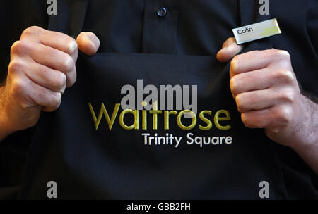 Il nuovo grembiule che il personale indosserà al primo minimarket Waitrose, che ha aperto oggi su Trinity Square a Nottingham. Foto Stock