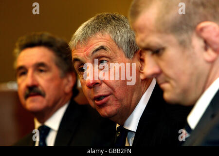 Gerald Davies (a sinistra), responsabile del tour dei Lions britannici e irlandesi, e Ian McGeechan (al centro), con il nuovo assistente allenatore Graham Rowntree (a destra), durante una conferenza stampa presso il Sofitel , Heathrow Terminal 5, Londra. Foto Stock