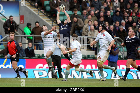 Rugby Union - Nomura Varsity Match - Oxford University / Cambridge University - Twickenham. La Oxford University vince la palla dalla Cambridge University Defense durante la partita Nomura Varsity a Twickenham, Londra. Foto Stock