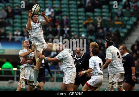 La Cambridge University vince la line-out contro l'Università di Oxford durante la partita Nomura Varsity a Twickenham, Londra. Foto Stock