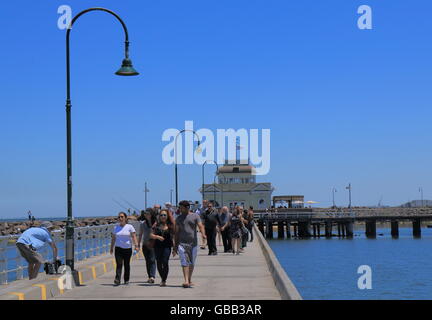 La gente visita St Kilda pier a Melbourne in Australia Foto Stock