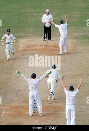 Graeme Swann in Inghilterra si congratula dopo aver preso il wicket della Virender Sehwag lbw indiana per il 83 durante il quarto giorno del primo Test Match allo stadio M. A. Chidambaram di Chennai, India. Foto Stock