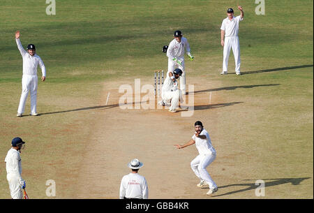 L'Inghilterra Monty Panesar (in basso a destra) si appella per il wicket del Gautam Gambhir indiano durante il quarto giorno del primo Test Match allo stadio M. A. Chidambaram di Chennai, India. Foto Stock