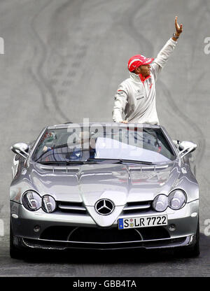 Lewis Hamilton guida il campione olimpico Chris Hoy in pista in una Mercedes SLR 7722 durante la gara dei campioni allo stadio Wembley di Londra. Foto Stock