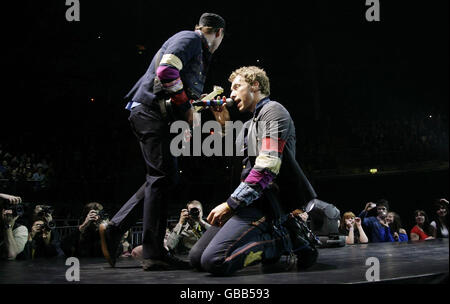 NESSUNA MERCHANDISING. Chris Martin Coldplay si esibisce sul palco all'O2 Arena di Londra. Foto Stock