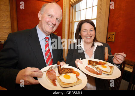 Il Ministro della Salute Michael McGimpsey con il Ministro dell'Agricoltura Michelle Gildernew a Stormont che si trasforma in una colazione Ulster a sostegno dell'industria locale della carne suina. Foto Stock