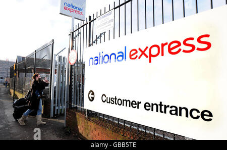 I passeggeri arrivano al deposito degli autobus National Express di Digbeth, Birmingham. L'operatore del treno e degli autobus ha dichiarato oggi di aver pianificato di tagliare fino a 750 posti di lavoro nel tentativo di risparmiare 15 milioni all'anno. Foto Stock