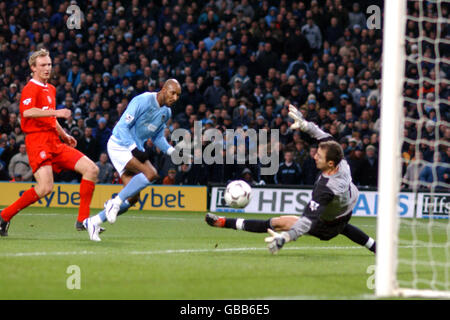 Calcio - fa Barclaycard Premiership - Manchester City / Liverpool. Nicolas Anelka di Manchester City è negato dal portiere di Liverpool Jerzy Dudek (r) e Sami Hyypia (l) Foto Stock