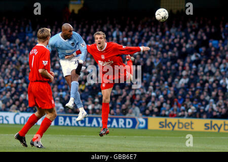 Nicolas Anelka di Manchester City ottiene un header sul gol nonostante L'attenzione di Sami Hyypia (l) e Igor Biscan di Liverpool (r) Foto Stock