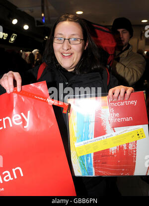 Paul McCartney fan coda per raccogliere braccialetti a HMV - Londra Foto Stock