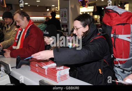 Paul McCartney fan coda per raccogliere braccialetti a HMV - Londra Foto Stock