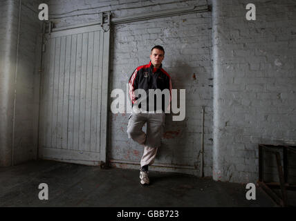 Boxer Frankie Gavin, dove è stato addestrato dall'ex campione del Middleweight del mondo Anthony Farnell durante la sessione di lavoro alla palestra Arnie's Gym, Manchester. Foto Stock