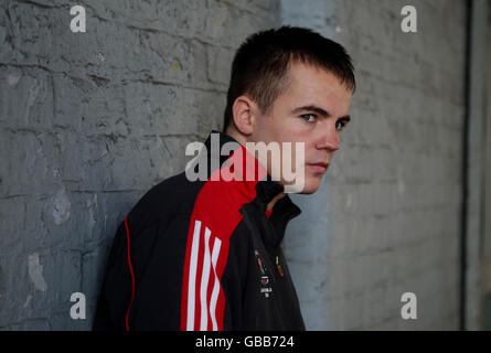 Boxer Frankie Gavin dove è ora addestrato dall'ex campione del Middleweight del mondo Anthony Farnel durante la sessione di lavoro alla palestra di Arnie, Manchester. Foto Stock