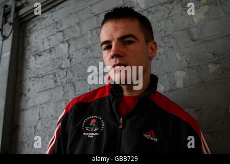 Boxer Frankie Gavin, dove è stato addestrato dall'ex campione del Middleweight del mondo Anthony Farnell durante la sessione di lavoro alla palestra Arnie's Gym, Manchester. Foto Stock