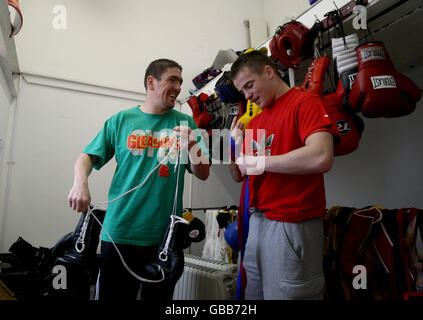 Boxer Frankie Gavin (a destra) dove è ora addestrato dall'ex campione del Middleweight del mondo Anthony Farnell (a sinistra) durante la sessione di lavoro alla palestra Arnie's Gym, Manchester. Foto Stock