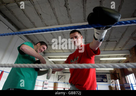 Boxer Frankie Gavin (a destra) dove è ora addestrato dall'ex campione del Middleweight del mondo Anthony Farnell (a sinistra) durante la sessione di lavoro alla palestra Arnie's Gym, Manchester. Foto Stock