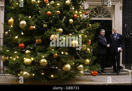 Il primo ministro ceco Mirek Topolanek saluta il primo ministro britannico Gordon Brown durante la sua visita a Downing Street, Londra. Foto Stock