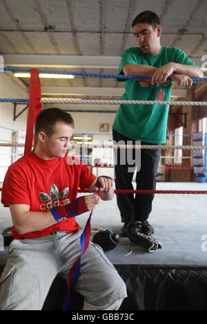 Boxer Frankie Gavin (a sinistra) dove è ora addestrato dall'ex campione del Middleweight del mondo Anthony Farnell (a destra) durante la sessione di lavoro alla palestra Arnie's Gym, Manchester. Foto Stock