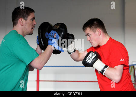 Boxer Frankie Gavin (a destra) dove è ora addestrato dall'ex campione del Middleweight del mondo Anthony Farnell (a sinistra) durante la sessione di lavoro alla palestra Arnie's Gym, Manchester. Foto Stock