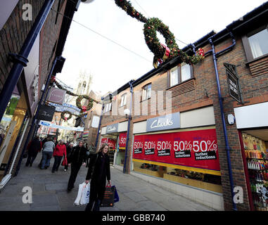 Le decorazioni natalizie sono in mostra mentre i negozi del centro di York pubblicizzano le loro vendite prima del Natale. Foto Stock