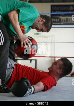 Boxing - Frankie Gavin lavorare fuori sessione - Arnies Palestra Foto Stock