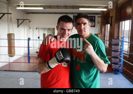 Boxer Frankie Gavin (a sinistra) dove è ora addestrato dall'ex campione del Middleweight del mondo Anthony Farnell (a destra) durante la sessione di lavoro alla palestra Arnie's Gym, Manchester. Foto Stock