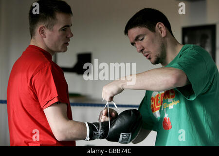 Boxer Frankie Gavin (a sinistra) dove è ora addestrato dall'ex campione del Middleweight del mondo Anthony Farnell (a destra) durante la sessione di lavoro alla palestra Arnie's Gym, Manchester. Foto Stock