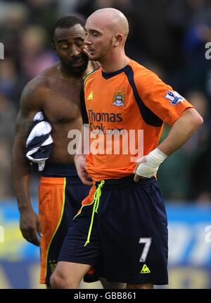 Stephen Ireland (r) e Darius Vassell di Manchester City sono lasciati espulsi dopo il fischio finale. Foto Stock