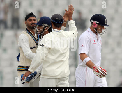 L'indiano Harbhajan Singh (a sinistra) festeggia dopo che l'inglese Matt Prior (a destra) è catturato da MS Dhoni per 2 durante il quarto giorno del secondo test al Punjab Cricket Association Stadium, Mohali, India. Foto Stock