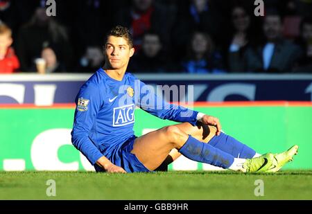 Calcio - Barclays Premier League - Stoke City / Manchester United - Britannia Stadium. Cristiano Ronaldo di Manchester United guarda all'arbitro dopo essere stato imbrunire Foto Stock