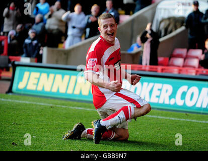 Il Nicky Bailey di Charlton Athletic celebra il suo secondo gol durante la partita del Coca-Cola Championship alla Valley, Londra. Foto Stock