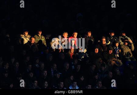 Calcio - Coca-Cola Football League Championship - Ipswich Town v Birmingham City - Portman Road. I ventilatori proteggono gli occhi dal sole Foto Stock