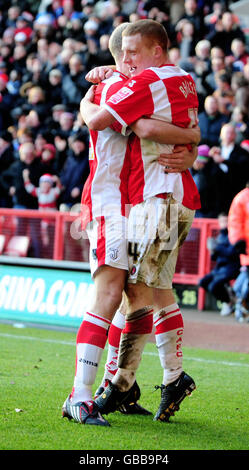 Il Nicky Bailey di Charlton Athletic celebra il suo secondo gol durante la partita del Coca-Cola Championship alla Valley, Londra. Foto Stock