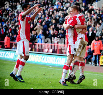 Il Nicky Bailey di Charlton Athletic celebra il suo secondo obiettivo durante la partita del Coca-Cola Championship alla Valley, Londra. Foto Stock